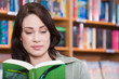 Foto: Frau liest in Buch Frau liest in Buch