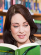 Photo: Frau liest in Buch Frau liest in Buch