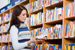 Junge Frau in Buchhandlung
