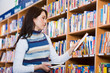 Frau in Buchhandlung