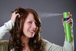Haarspray auftragen