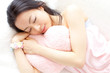 眠っている若い女性
