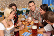 Freunde im Bierzelt
