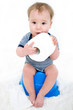 Baby auf dem Topf
