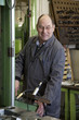 Senior bei der Arbeit