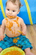 Baby spielt mit Essen