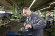 Senior bei der Arbeit