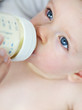 baby,kleinkind mit Fläschchen