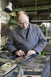 Senior bei der Arbeit