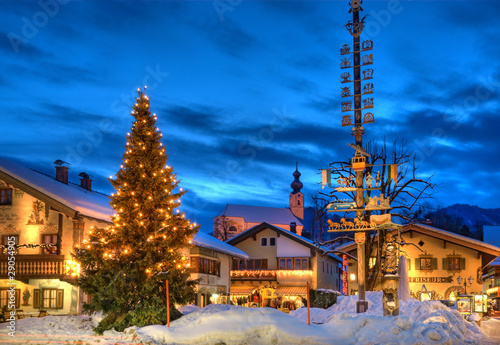Foto: Abendlicher Dorfplatz in Ruhpolding Abendlicher Dorfplatz in Ruhpolding