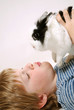 Junge mit Kaninchen Junge mit Kaninchen