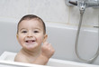 Bebé disfrutando de su baño.