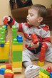Niño jugando con piezas de construcción.