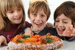 Epiphanie - Enfants gourmands devant brioche des rois