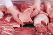 verkäuferin hält frisches fleisch