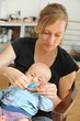 Baby bekommt zum ersten Mal die Fingernägel geschnitten