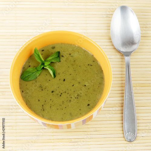 Photo: bol de soupe avec cuillère bol de soupe avec cuillère