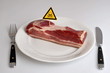 Mit Dioxin oder anderem Gift verseuschtes Fleisch auf dem Teller