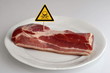 Mit Dioxin oder anderem Gift verseuschtes Fleisch auf dem Teller