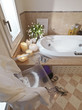 bagno classico con sedia e scarpe