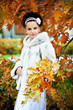 Foto: Elegant bride in yellow autumn park Elegant bride in yellow autumn park