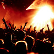 Jubelnde Konzertbesucher auf Rock-Konzert