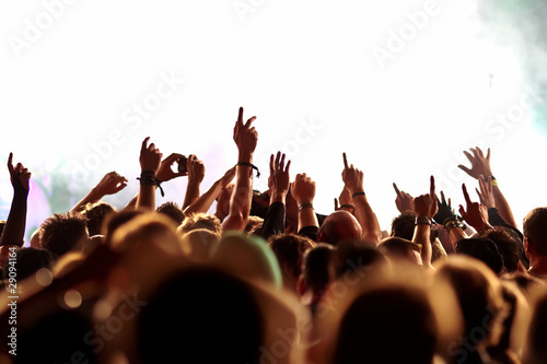 Photo: Jubelnde Konzertbesucher auf Rock-Konzert Jubelnde Konzertbesucher auf Rock-Konzert