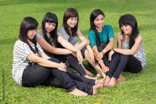 Girl Friends on Smiling Happy Group Of Girl Friends Sitting In The Park    Verte