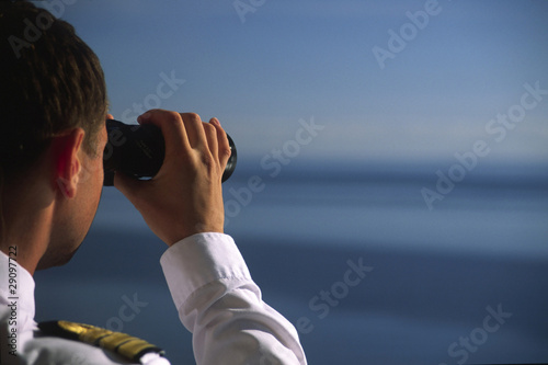 Photo: Offizier schaut mit dem Fernglas übers Meer Offizier schaut mit dem Fernglas übers Meer