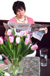 Frau liest Zeitung im Wohnzimmer