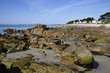 Rochers sur la plage de Carnac en Bretagne en france