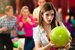 Freunde beim Bowling in Bowlingbahn