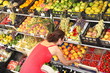 Frau am Obststand