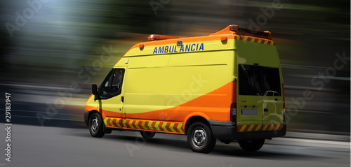 Foto: Ambulancia en movimiento Ambulancia en movimiento