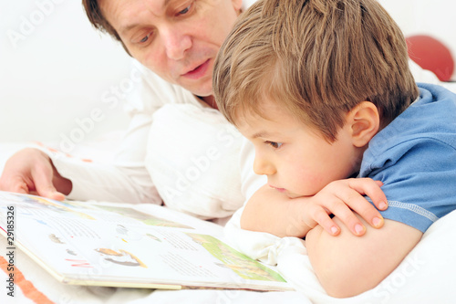 Photo: Vater liest vor Vater liest vor