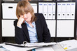 überforderte frau im büro