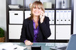 frau im büro am telefon