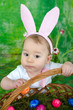 Baby mit Osterkorb