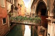 Canales y viejos edificios de los barrios de Venecia