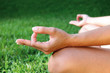 persona joven haciendo yoga en un jardín