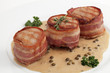 Schweinefilet im Speckmantel mit Pfeffersoße