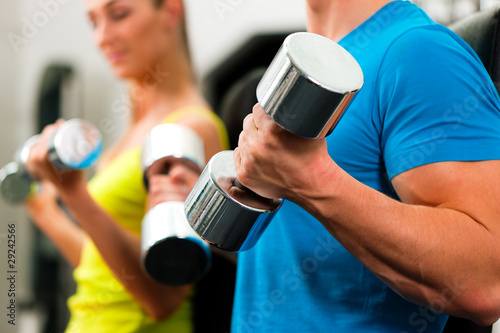 Foto: Paar mit Hanteln im Fitnessstudio Paar mit Hanteln im Fitnessstudio
