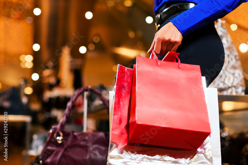 Photo: Frau beim Shopping im Kaufhaus Frau beim Shopping im Kaufhaus