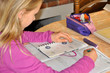 fillette blonde faisant ses devoirs d'école fillette blonde faisant ses devoirs d'école