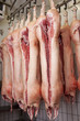 schweinehälften im schlachthaus