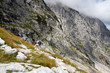 Wanderer in Felslandschaft in Tirol