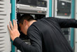 Photo en ligne au meilleur prix network technician is working