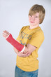 Foto: Junge mit Gipsarm Junge mit Gipsarm