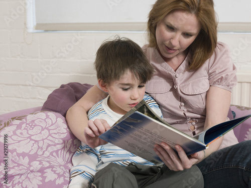 Foto: Mother Reading to Son Mother Reading to Son