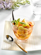 pêche et ananas à la sauce au vin rosé et vanille